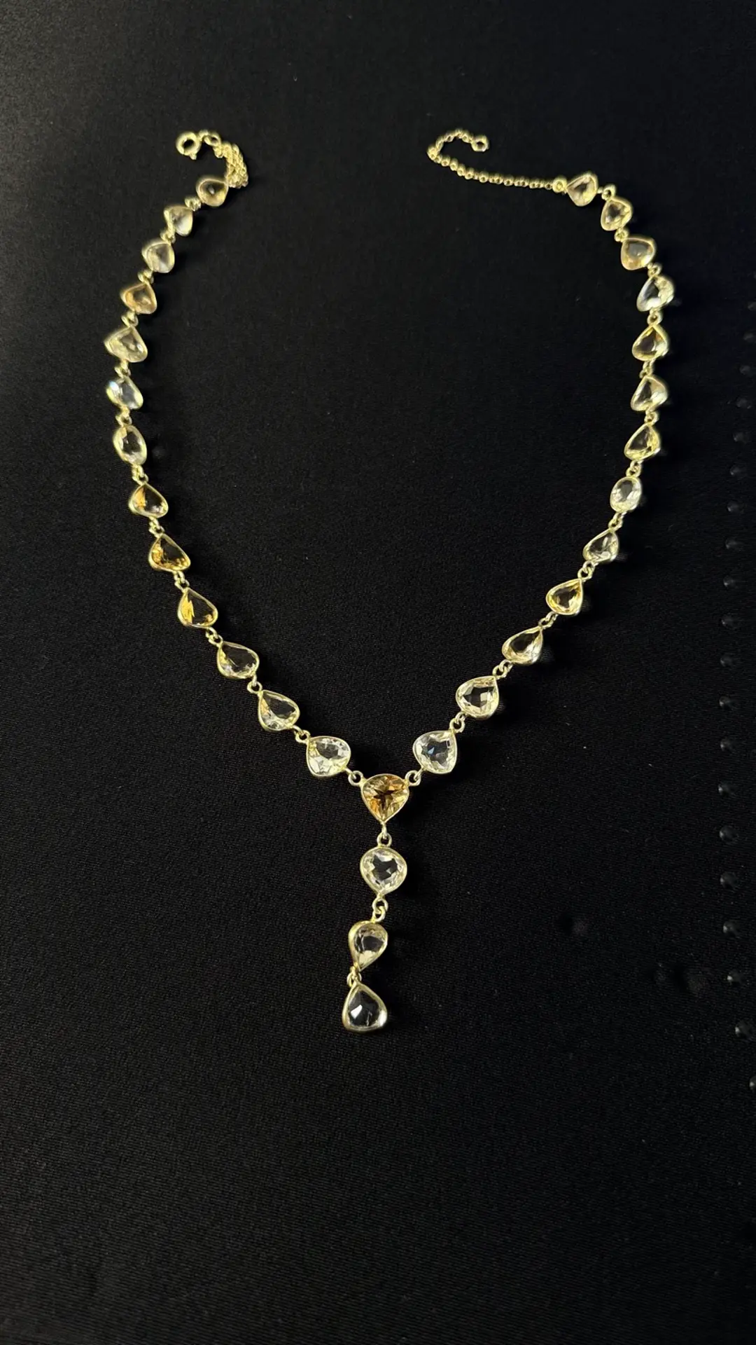 The graduated Y-drop at the front of the Dhoop collar