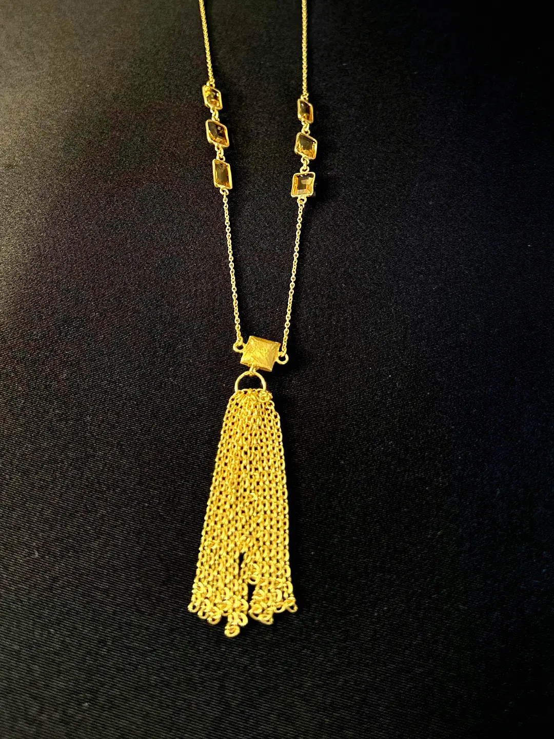 Close view of the Kiran hand-looped chain tassel
