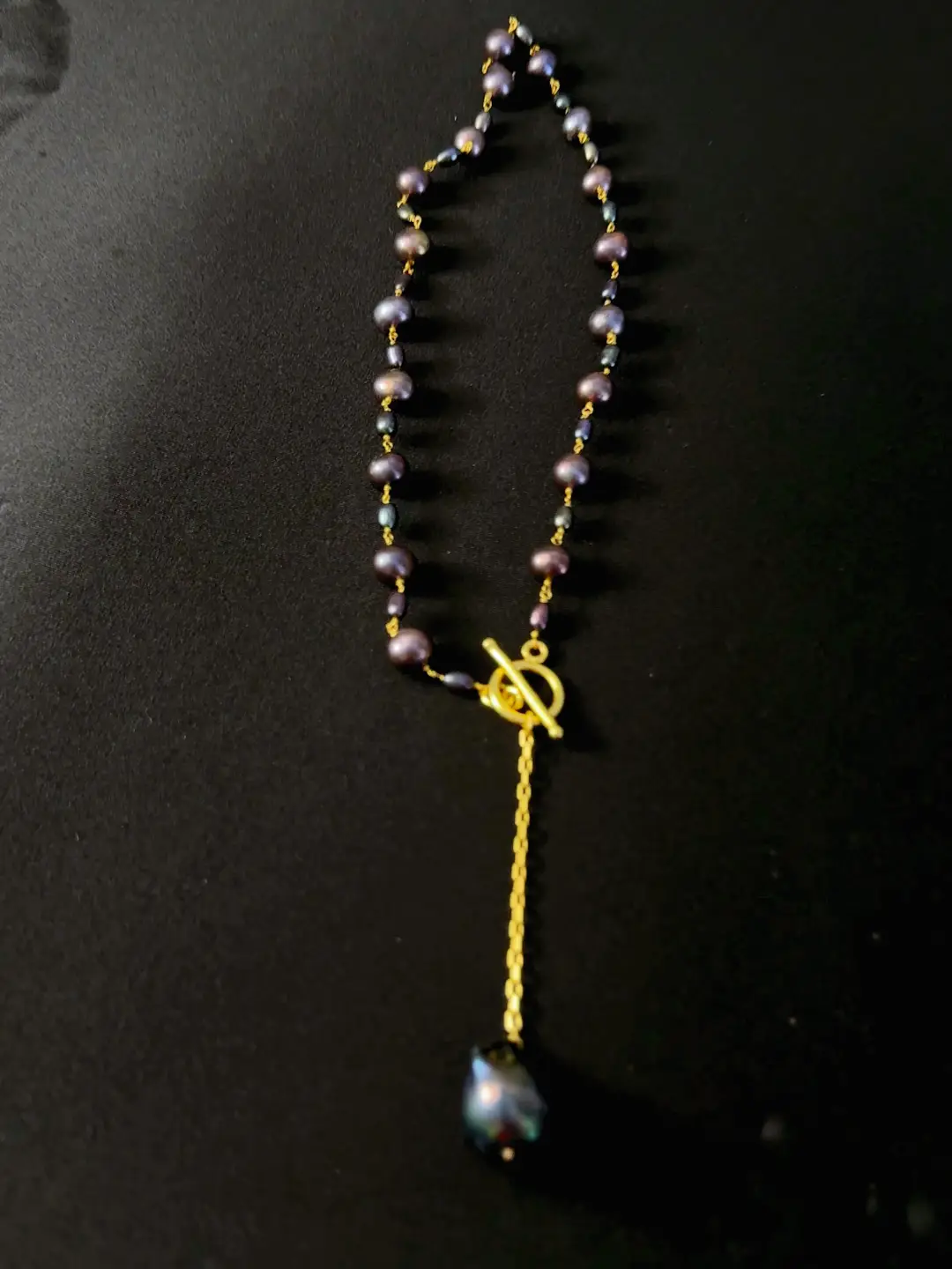 The full Nisha black pearl lariat necklace with its drop extended